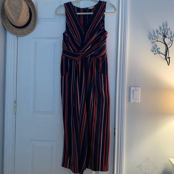 Striped Cropped Jump Suit - Picture 3 of 6